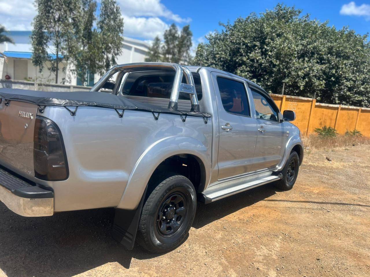 Toyota Hilux - 2011-1