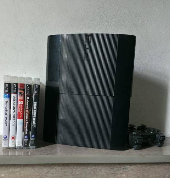 PS3 Super Slim + 5 games