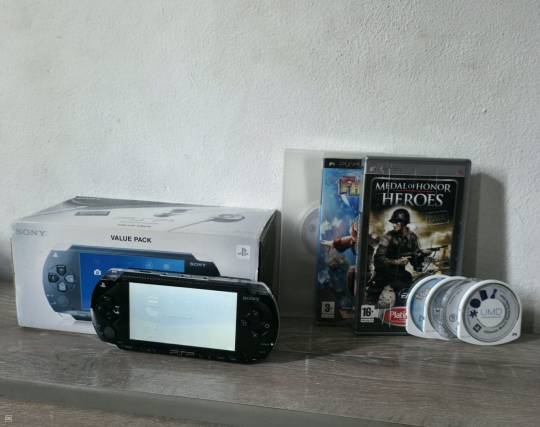 PSP 1003 with box + 7 UMD-2