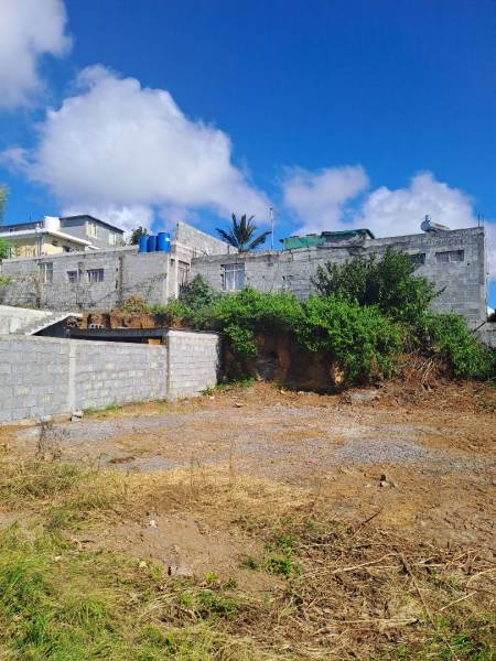 TERRAIN RÉSIDENTIEL - 5.66 PERCHES-2