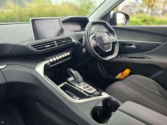 PEUGEOT 3008 (2020)-8