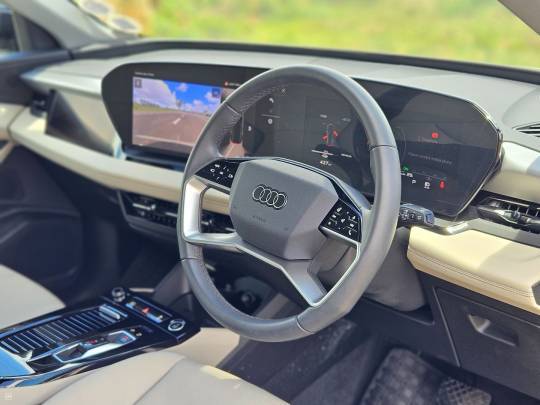 AUDI #Q6 #etron – 2025-9