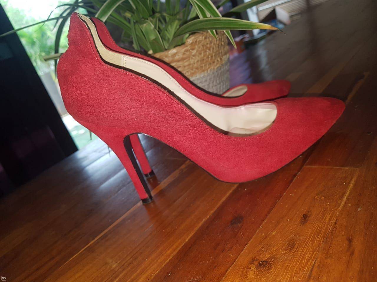 red pumps size 11